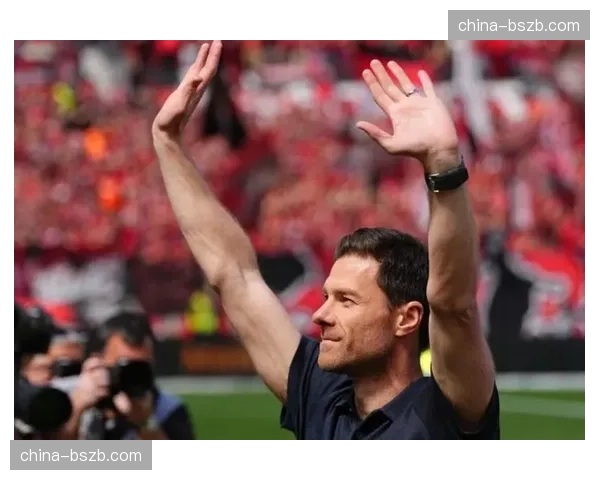 特写：终场哨响，哈维-阿隆索与弟子们紧紧相拥