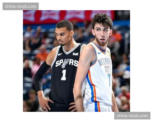 特写：现场镜头捕捉到场边球迷举牌“马刺，请选中我儿子”，引发网络热议