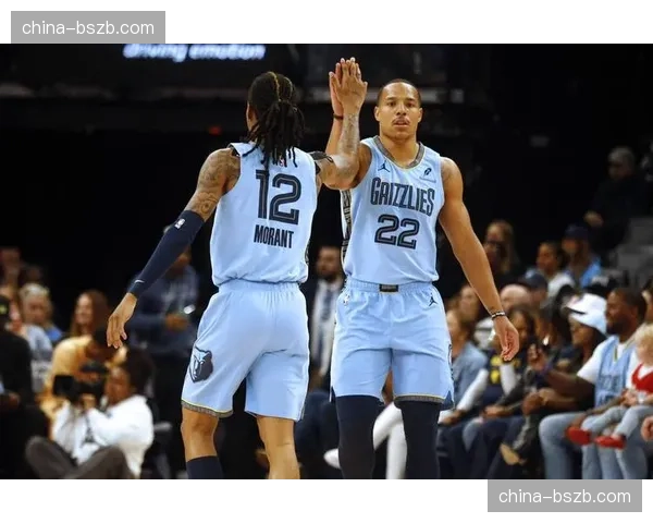 快讯:灰熊新秀控卫扎克·埃迪单场送出15次助攻,刷新本届新秀纪录。 快讯:灰熊新秀控卫扎克·埃迪单场送出15次助攻,刷新本届新秀纪录。